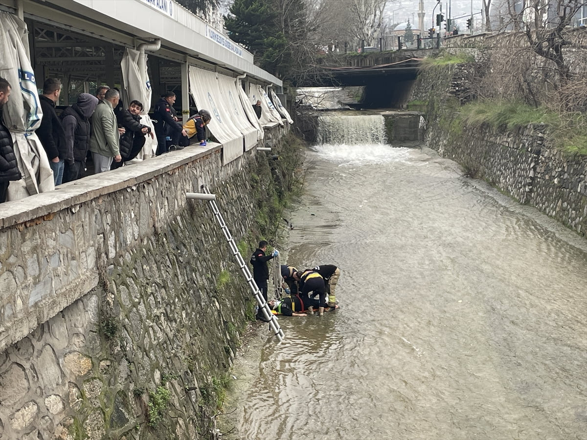 Bursa'nın Yıldırım ilçesinde, Gökdere Deresi'ne düşerek ağır yaralanan kişi hastaneye kaldırıldı....