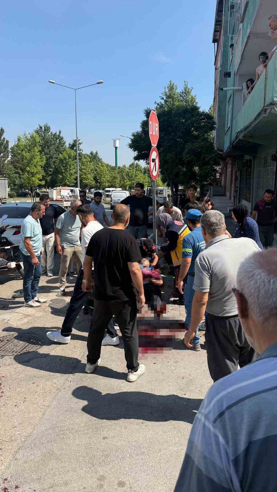 BURSA'NIN YILDIRIM İLÇESİNDE KOMŞU İKİ ESNAF ARASINDA İŞ YERİ ÖNÜNE ARAÇ PARK ETME MESELESİ...
