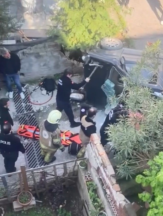 BURSA'NIN YILDIRIM İLÇESİNDE KONTROLDEN ÇIKARAK KAZA YAPAN OTOMOBİLİN MERDİVENLERDEN YUVARLANDIĞI...