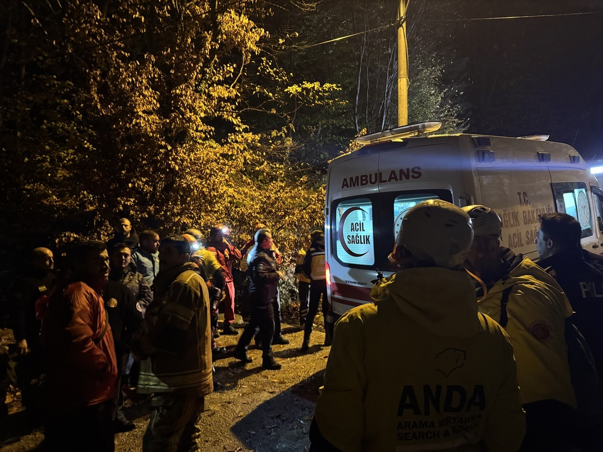 Bursa'nın Yıldırım ilçesinde ormanlık alanda yürüyüş yaptığı sırada düştükleri bölgede mahsur...