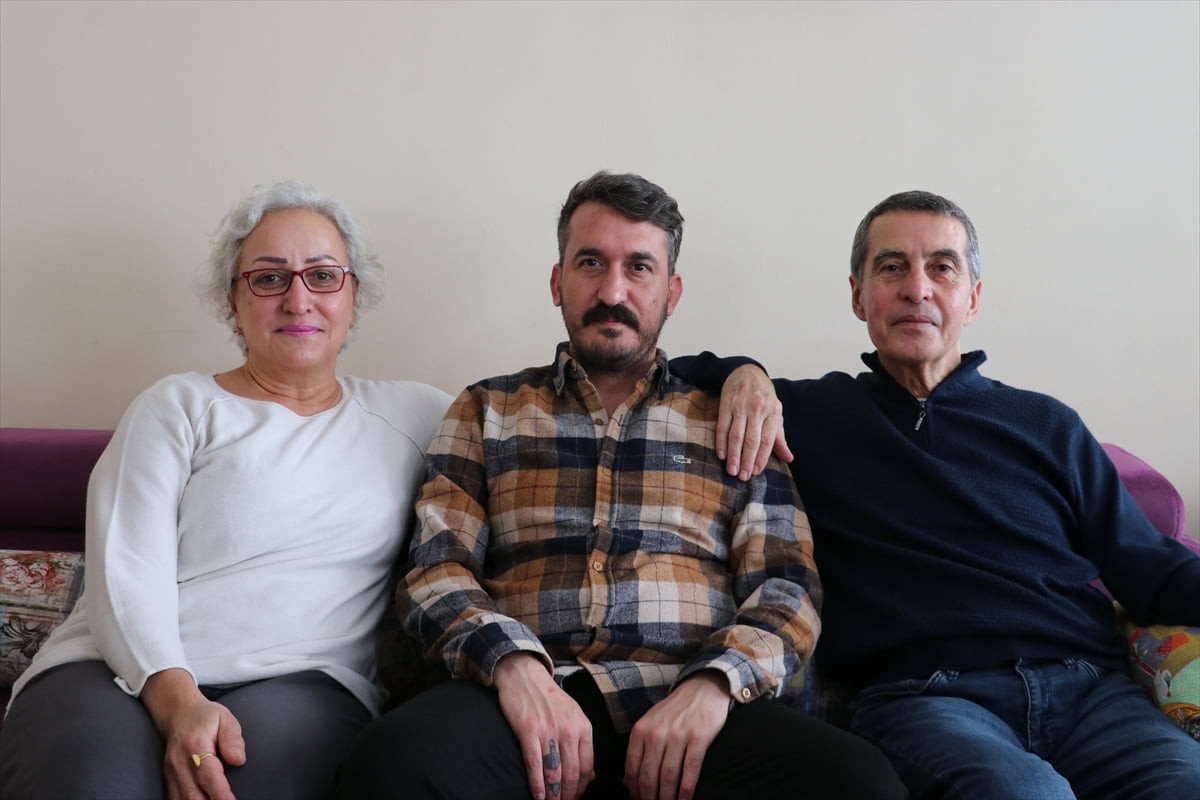 Bursa'nın Yıldırım ilçesinde yaşayan 67 yaşındaki emekli öğretmen Etem Demircan (sağda) ve eşi...