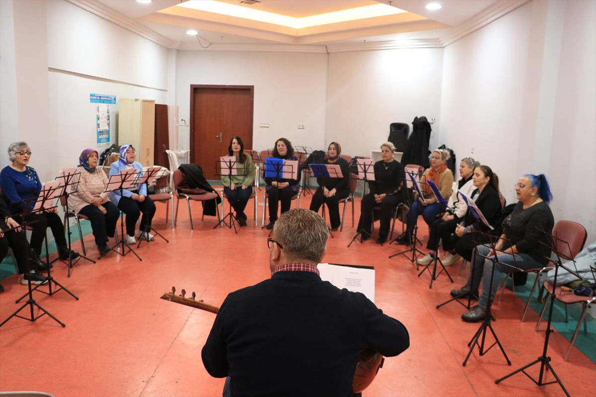 Bursa'nın Yıldırım ilçesindeki kadın kooperatifi üyelerinden oluşan koro, 8 Mart Dünya Kadınlar...