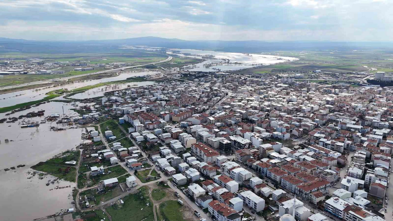 BURSA’DA 3 GÜN ARALIKSIZ YAĞAN YAĞMURLARIN ARDINDAN KARACABEY İLÇESİNE BAĞLI BAYIRALTI...