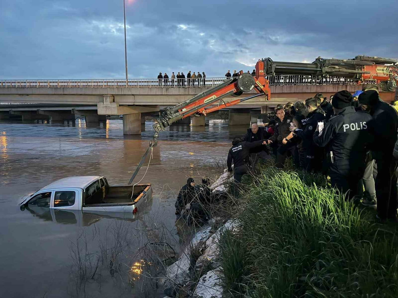 BURSA’DA AKINTIYA KAPILAN ARAÇTAN ACI SONUÇ : SÜRÜCÜNÜN CANSIZ BEDENİ BULUNDU