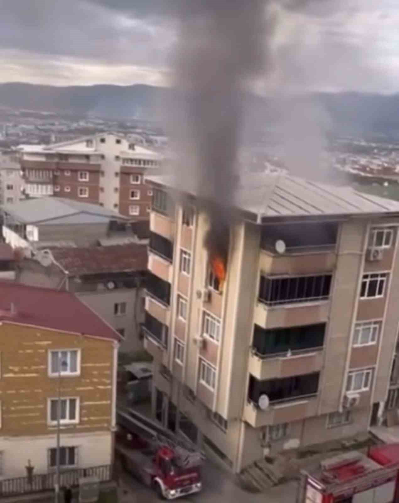 BURSA’DA APARTMAN DAİRESİNDE ÇIKAN YANGIN, MAHALLEYİ AYAĞA KALDIRDI