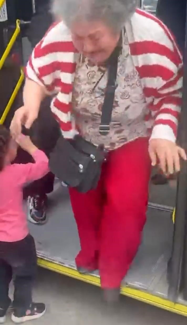 BURSA’DA BELEDİYE OTOBÜSÜNDE ÇIKAN YER KAVGASINDA İKİ KADIN, ARAYA GİREN ŞOFÖRÜN KOLUNU...