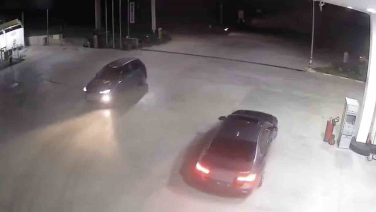 BURSA’DA BENZİN İSTASYONUNDA SÜRÜCÜ, YAPTIĞI DRİFT NEDENİYLE JANDARMA EKİPLERİNCE TESPİT EDİLEREK...