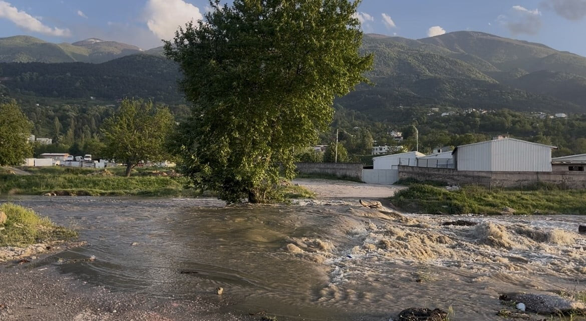 BURSA’DA DERE TAŞTI, KÖPRÜ ÇÖKTÜ MOTOSİKLET SÜRÜCÜSÜ YARALANDI