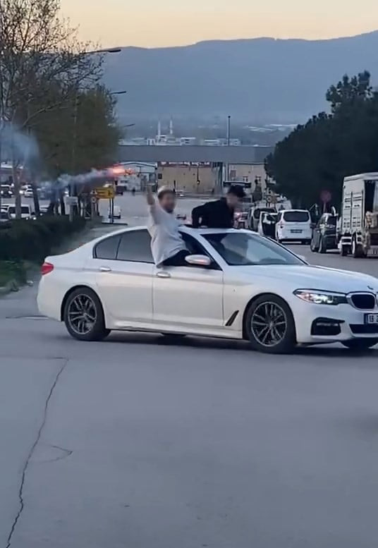 BURSA’DA DÜĞÜN KONVOYU YAPARAK TRAFİĞİ TEHLİKEYE DÜŞÜREN ARAÇ SÜRÜCÜLERİNE TOPLAM 660 BİN TL İDARİ...