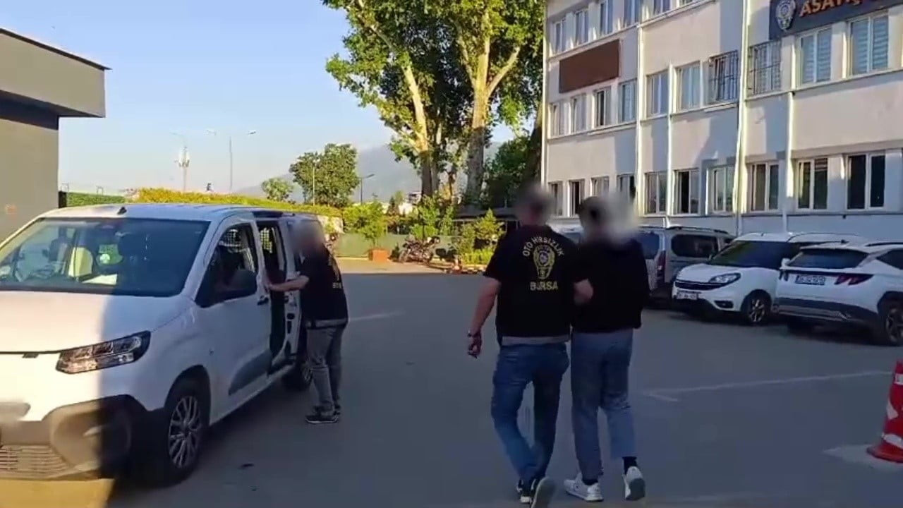 BURSA’DA FARKLI MAHALLELERDEN ÇALINAN 1 OTOMOBİL İLE 2 MOTOSİKLET, POLİS EKİPLERİNİN NEFES KESEN...