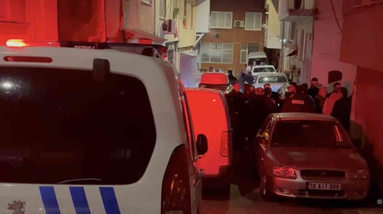 BURSA’DA GECE SAATLERİNDE KOMŞULAR ARASINDA ÇIKAN PARK YERİ TARTIŞMASI KISA SÜREDE BÜYÜYEREK...