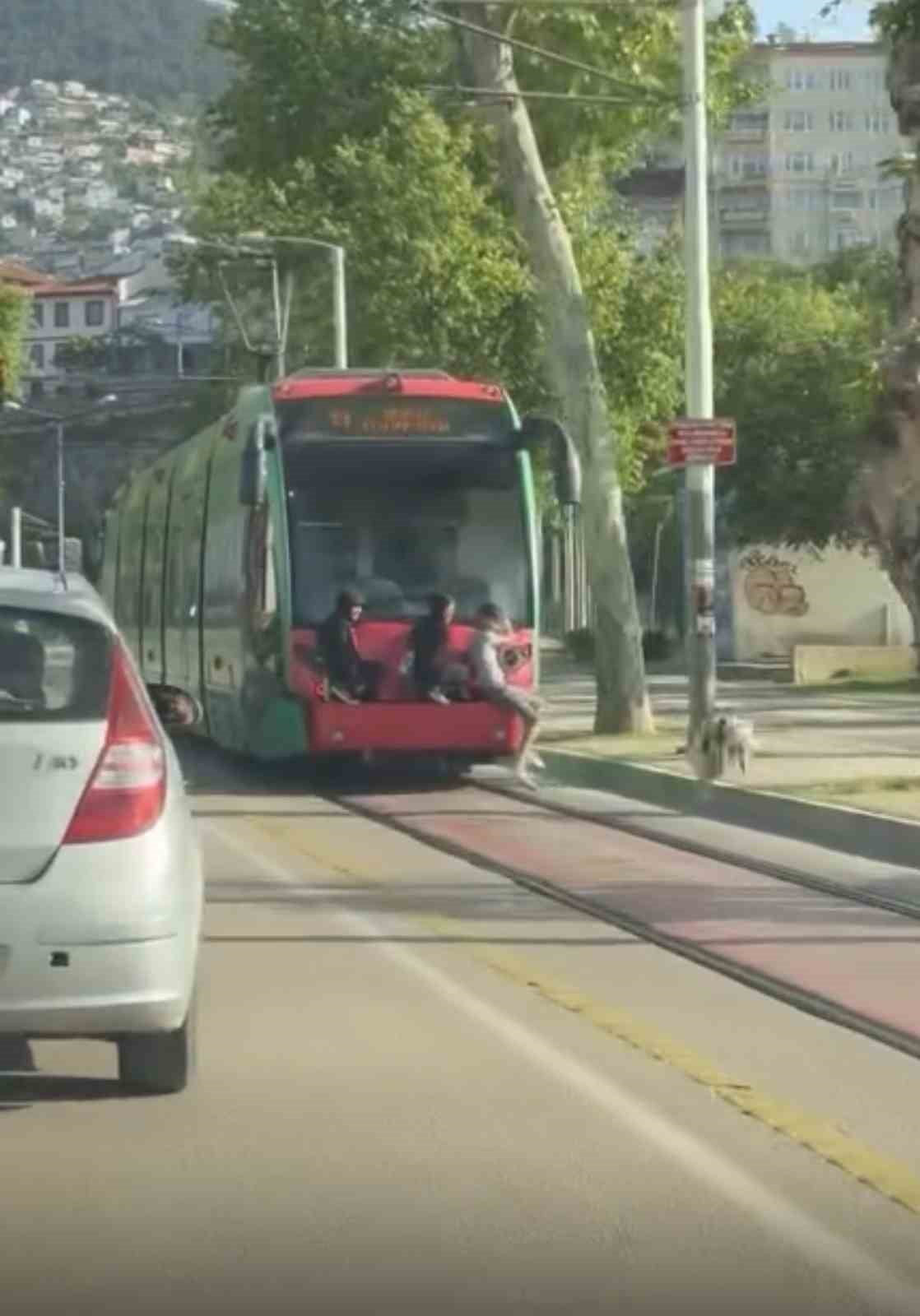 BURSA’DA GENÇLERİN TRAMVAY ARKASINDAKİ TEHLİKELİ YOLCULUĞU KAMERADA