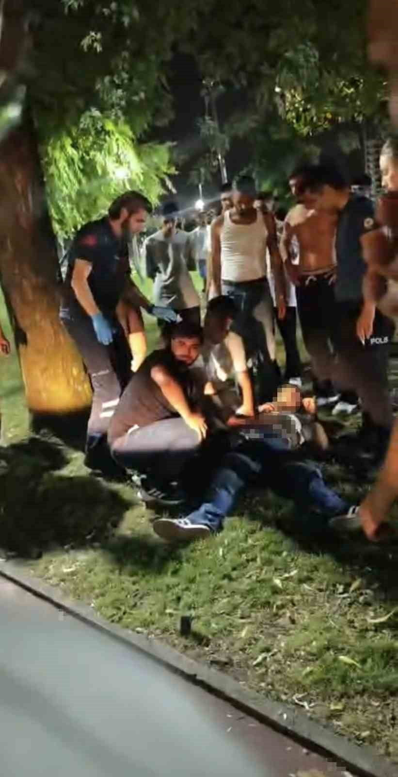 BURSA’DA İDDİAYA GÖRE PARKTA ‘YAN BAKMA’ MESELESİNDEN KAVGA ÇIKTI. ÇIKAN KAVGADA 1 KİŞİ BIÇAKLA...