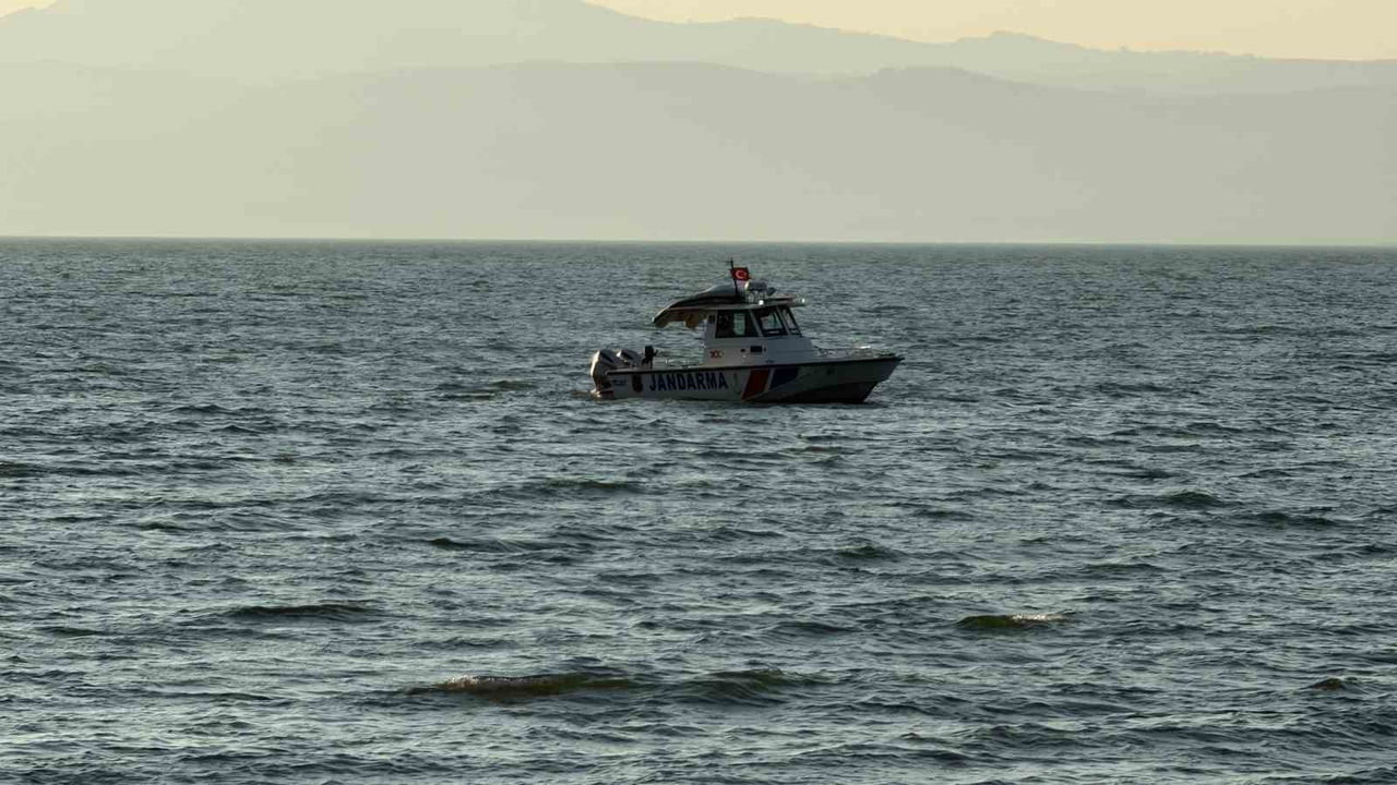 BURSA’DA İZNİK GÖLÜNDE OĞLU YİĞİT ÇAĞLAYAN(8) İLE YÜZMEK İSTEYEN EMEKLİ POLİS MEMURU SİNAN...