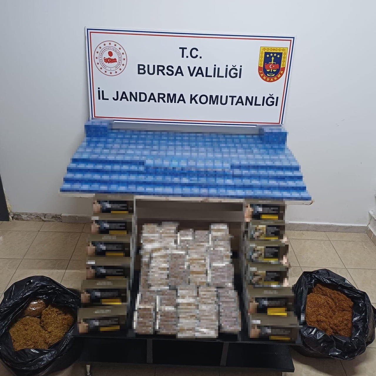 BURSA’DA KAÇAK TÜTÜN OPERASYONU ON BİNLERCE MAKARON VE SİGARA ELE GEÇİRİLDİ