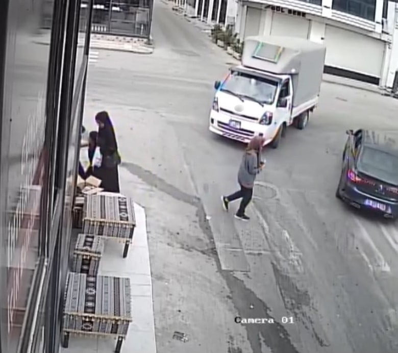 BURSA’DA KAMYONETİN ÇARPTIĞI YAŞLI KADIN AĞIR YARALANIRKEN, KORKU DOLU KAZA ANI GÜVENLİK...