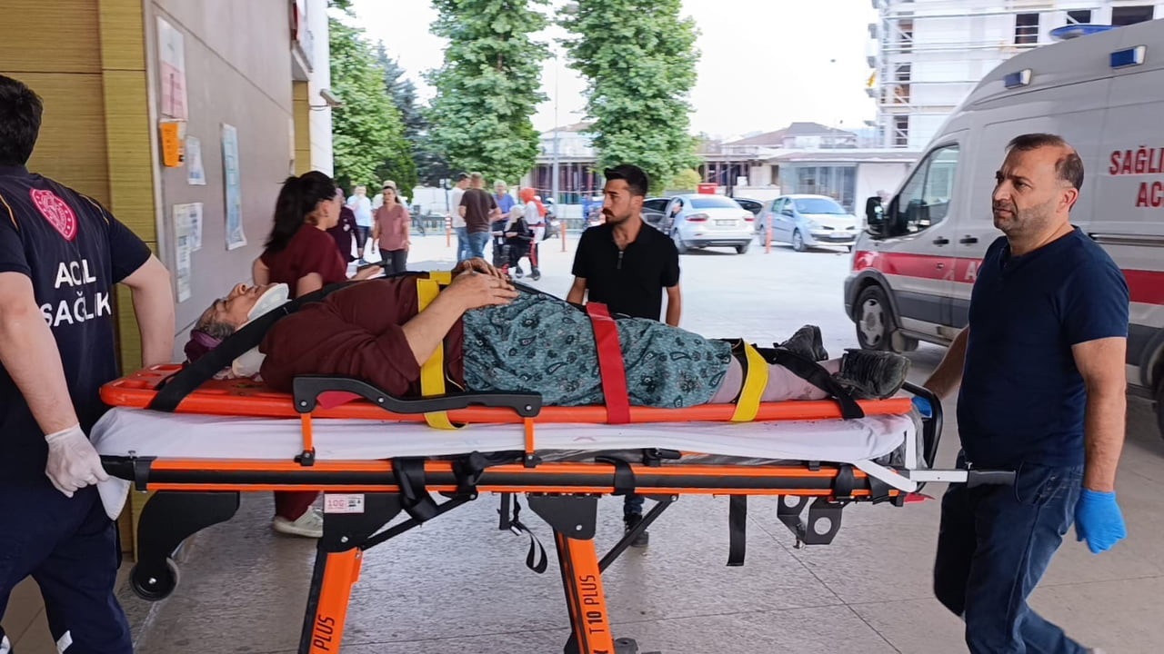 BURSA’DA KİRAZ TOPLAMAK İÇİN AĞACA ÇIKAN KİŞİ, DÜŞEREK YARALANDI