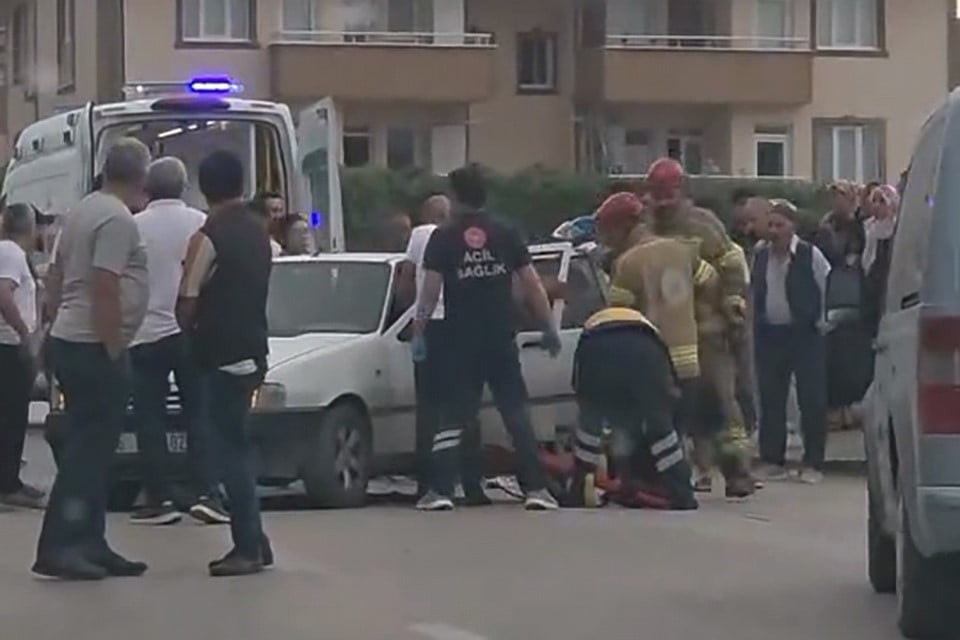 BURSA’DA MİNİBÜS İLE OTOMOBİL ÇARPIŞTI : 3’Ü ÇOCUK 9 YARALI