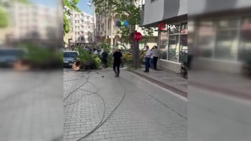 Bursa’da seyir halindeki araçların üzerine ağaç devrildi… 1 kişi yaralandı