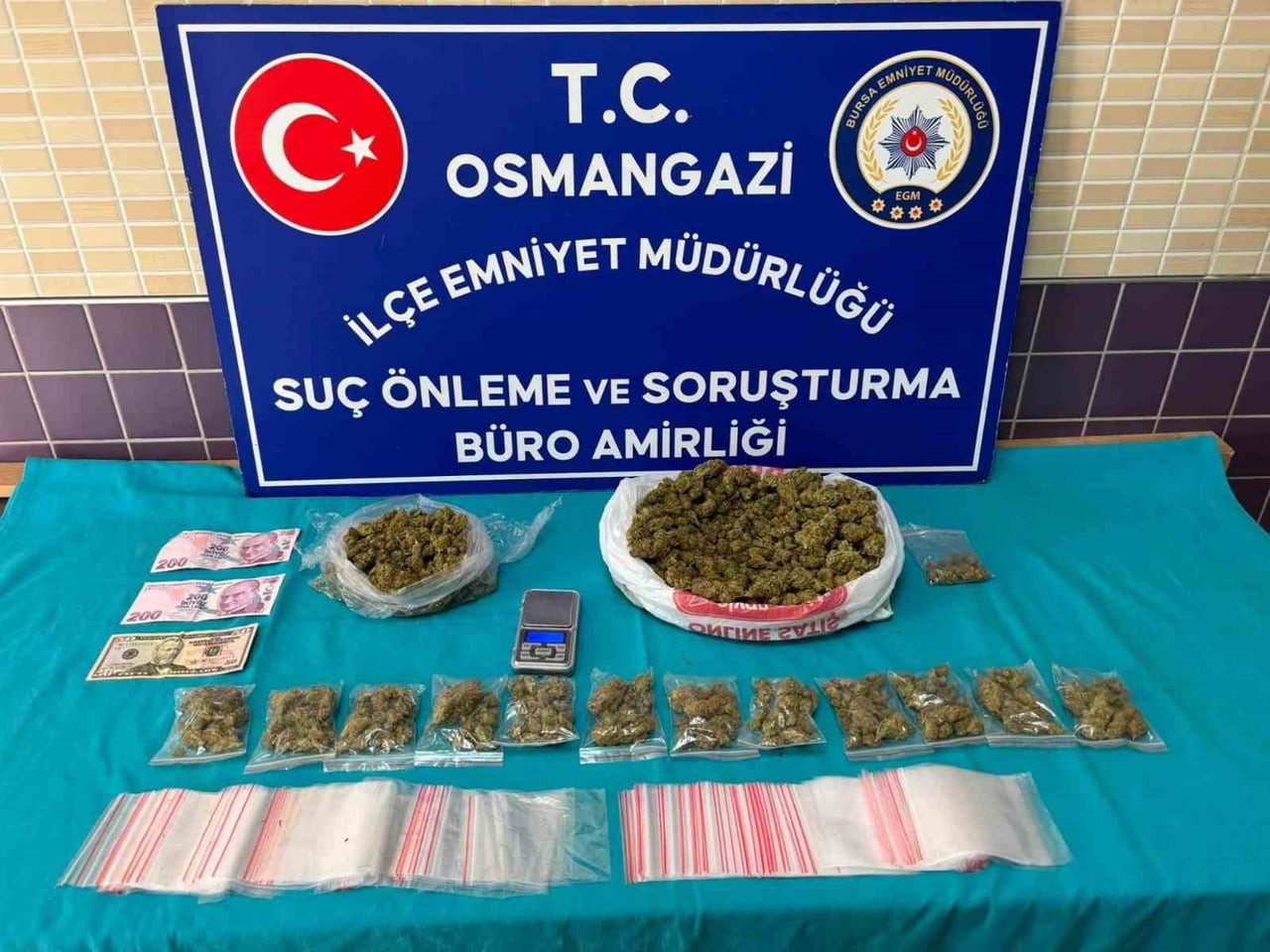 BURSA’DA UYUŞTURUCU OPERASYONU: 1 KİLOYA YAKIN ESRAR ELE GEÇİRİLDİ, 4 ŞÜPHELİ YAKALANDI
