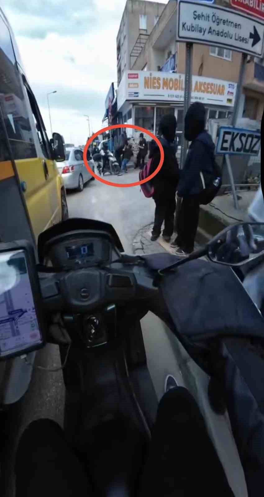 BURSA’DA YAŞI KÜÇÜK İKİ GRUP ARASINDA "YAN BAKMA" MESELESİ YÜZÜNDEN ÇIKAN TARTIŞMA BIÇAKLI KAVGAYA...