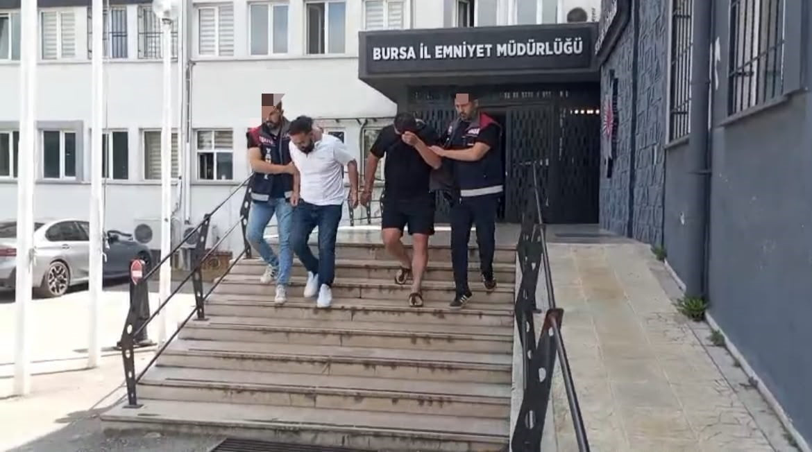 BURSA’DA ‘YEĞENİM ZOR DURUMDA’ YALANIYLA ALTIN VURGUNU YAŞLI KADINI DOLANDIRAN 2 ŞÜPHELİ...