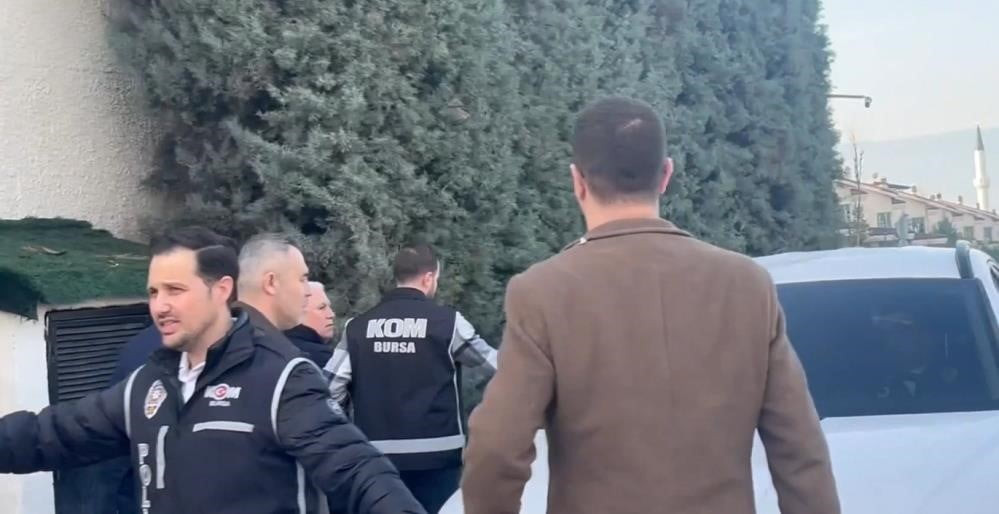 BURSA’DAKİ DEV SORUŞTURMADA ÇARPICI DETAYLAR ORTAYA ÇIKTI 2 MİLYON LİRAYI PASTA KUTUSUNA KOYUP...
