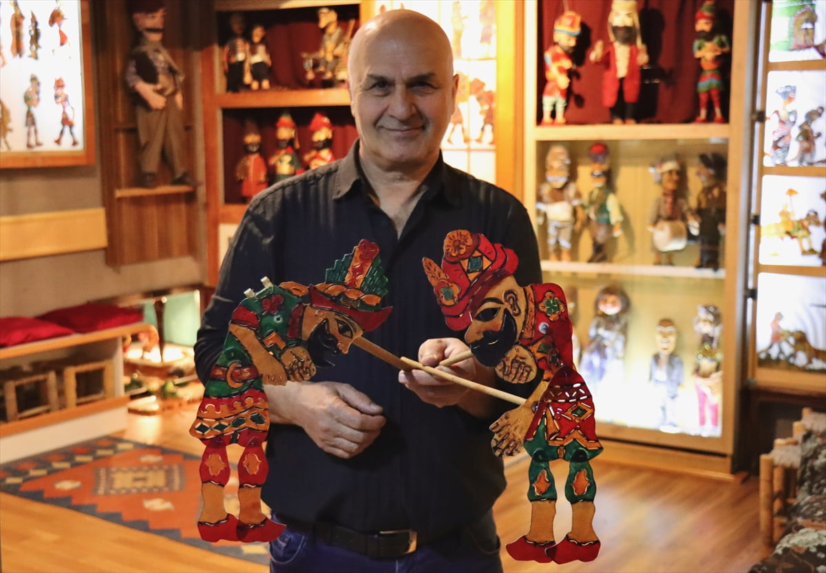 Bursalı Karagöz oynatıcısı Nevzat Çiftçi (fotoğrafta), Birleşmiş Milletler Eğitim, Bilim ve Kültür...