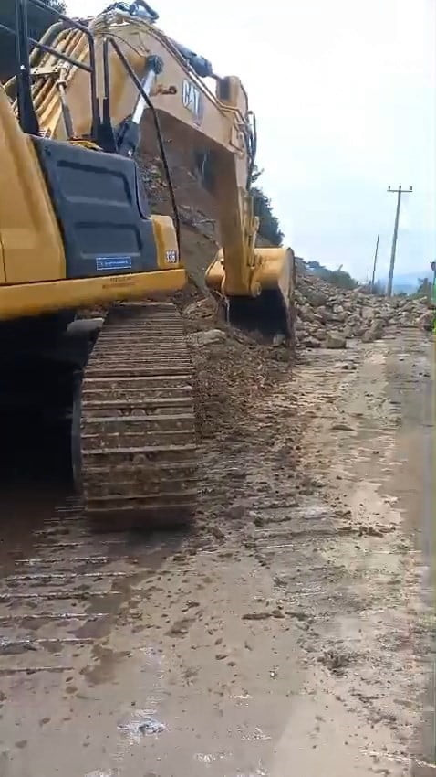 BURSA’NIN GEMLİK İLÇESİ İLE MUDANYA ARASINDA ULAŞIMI SAĞLAYAN SAHİL YOLU, KURŞUNLU MAHALLESİ’NDEN...