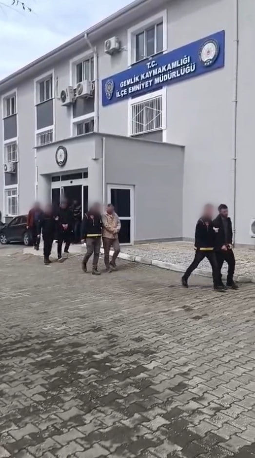 BURSA’NIN GEMLİK İLÇESİNDE MEYDANA GELEN SİLAHLI YARALAMA OLAYININ ŞÜPHELİLERİ, POLİS EKİPLERİNİN...