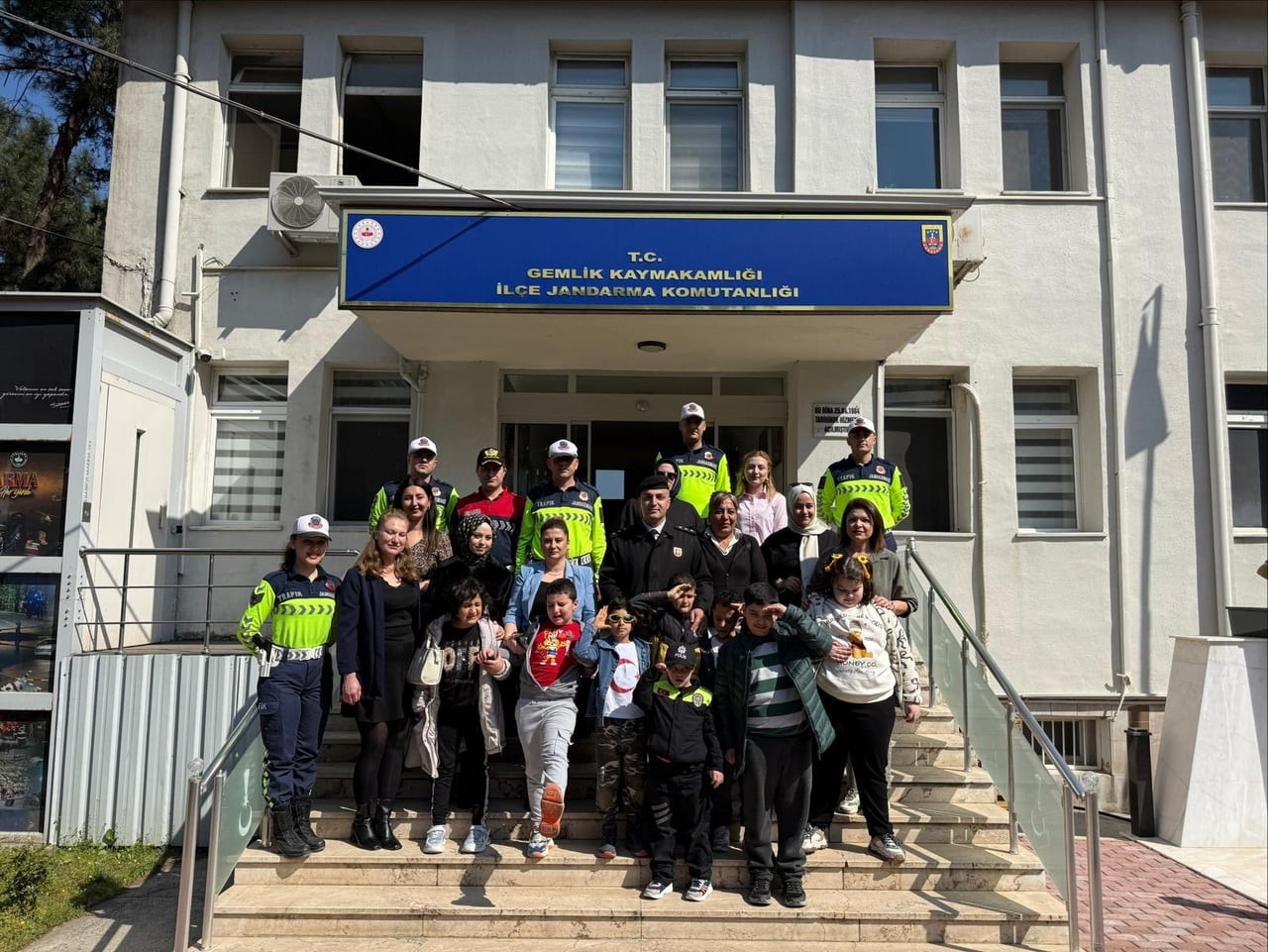 BURSA’NIN GEMLİK İLÇESİNDE ŞEHİT ÖĞRETMEN ETEM YAŞAR İLKOKULU ÖĞRENCİLERİ, 2 NİSAN OTİZM...