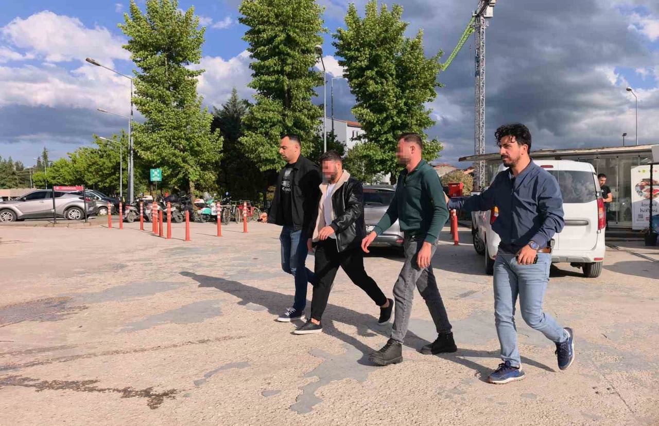 BURSA’NIN İNEGÖL İLÇESİNDE ÇIKAN BIÇAKLI KAVGADA BİR KİŞİYİ ENSESİNDEN BIÇAKLAYAN ŞÜPHELİ VE...