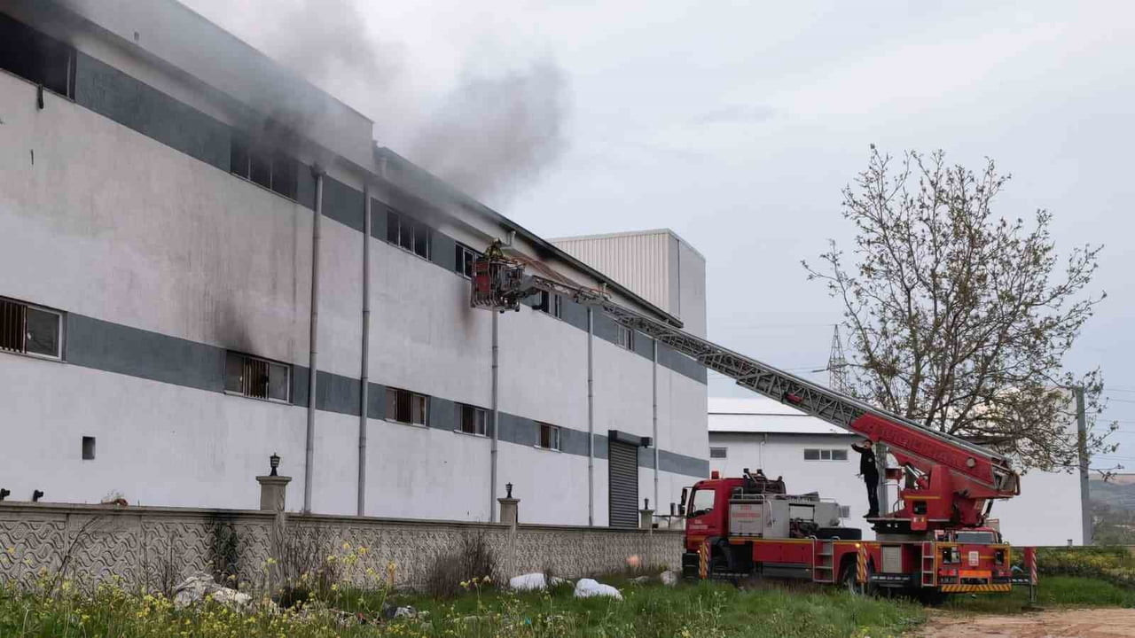 BURSA’NIN İNEGÖL İLÇESİNDE FAALİYET GÖSTEREN BİR MOBİLYA FABRİKASINDA YANGIN ÇIKTI. YANGIN YERİNE...