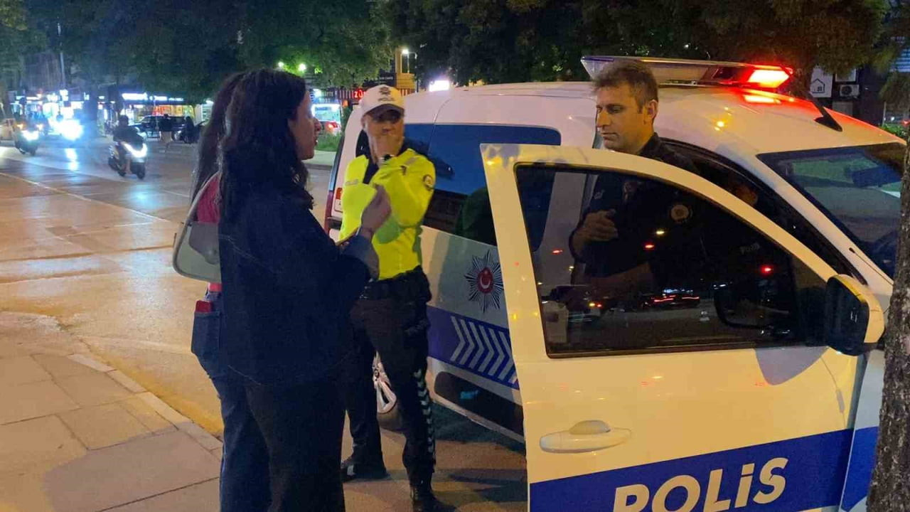 BURSA’NIN İNEGÖL İLÇESİNDE GENÇ KIZIN ÖRNEK DAVRANIŞI TAKDİR TOPLADI. BANKAMATİKTE UNUTULAN...