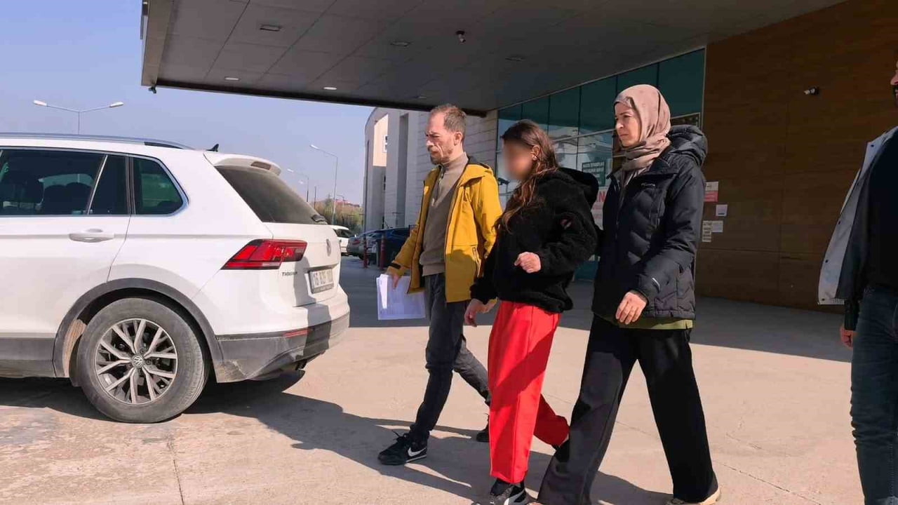 BURSA’NIN İNEGÖL İLÇESİNDE İKİ GENÇ KIZ ARASINDA ÇIKAN BIÇAKLI KAVGADA YARALANAN TARAFLARDAN BİRİ...