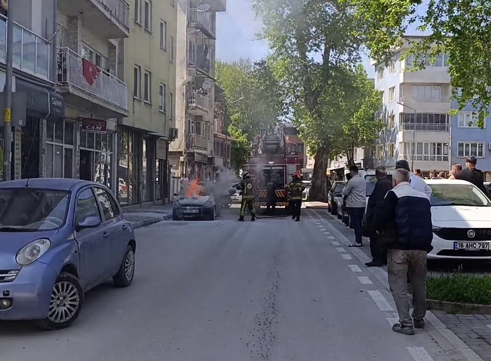 BURSA’NIN İNEGÖL İLÇESİNDE PARK HALİNDEKİ OTOMOBİL ÇIKAN YANGINDA ZARAR GÖRDÜ.