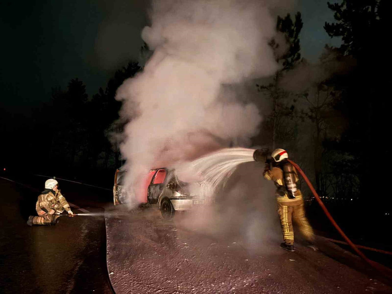 BURSA’NIN İNEGÖL İLÇESİNDE SEYİR HALİNDEKİ OTOMOBİL ALEV ALEV YANDI.