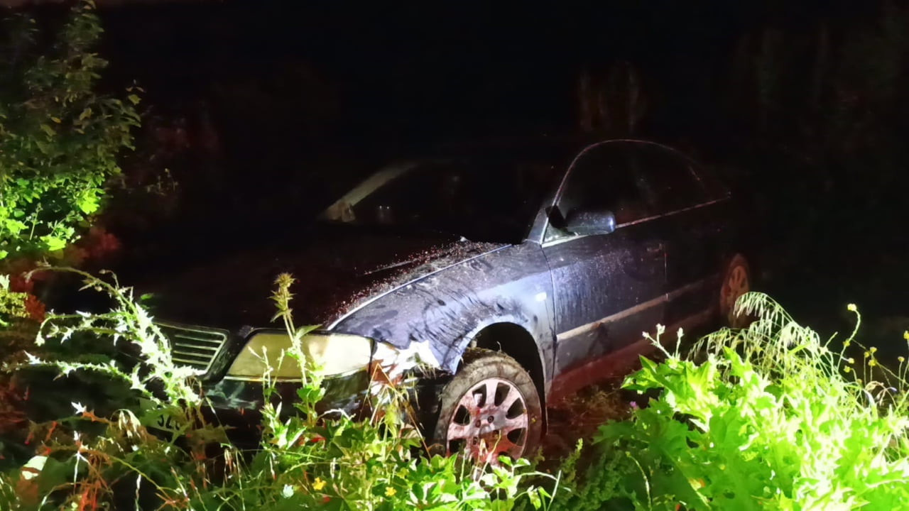 BURSA’NIN İNEGÖL İLÇESİNDE YAĞIŞ NEDENİYLE KAYGANLAŞAN YOLDA KONTROLDEN ÇIKAN OTOMOBİL TARLALIK...