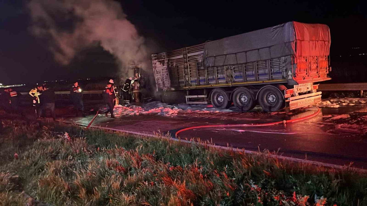 BURSA’NIN KARACABEY İLÇESİ ULUABAT MEVKİİNDE SEYİR HALİNDEKİ BİR TIR’DA ÇIKAN YANGIN PANİĞE NEDEN...