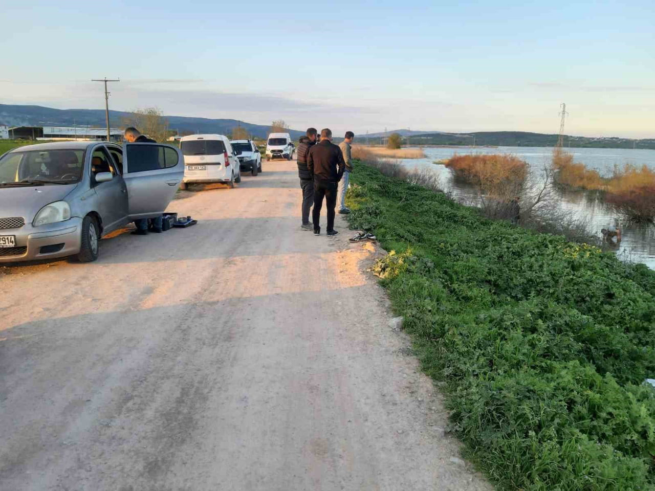 BURSA’NIN KARACABEY İLÇESİNDE HAKAN YILMAZ’IN(28) PARK HALİNDEKİ ARACININ YAKINLARINDA CANSIZ...
