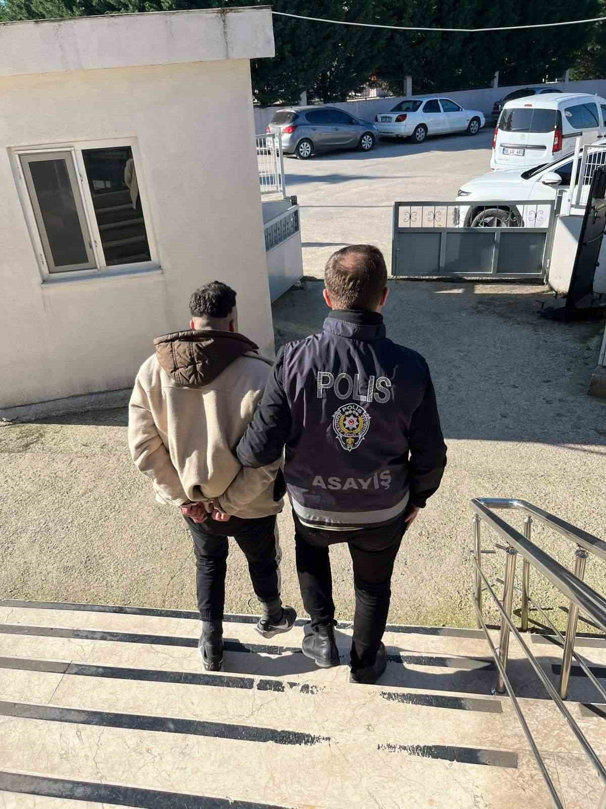 BURSA’NIN KARACABEY İLÇESİNDE HAKKINDA KESİNLEŞMİŞ HAPİS CEZASI BULUNAN BİR ŞAHIS, POLİS...