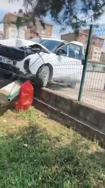 BURSA’NIN KARACABEY İLÇESİNDE KONTROLDEN ÇIKAN OTOMOBİL, İLKOKULU’NUN DUVARINA ÇARPTI. KAZADA ŞANS...