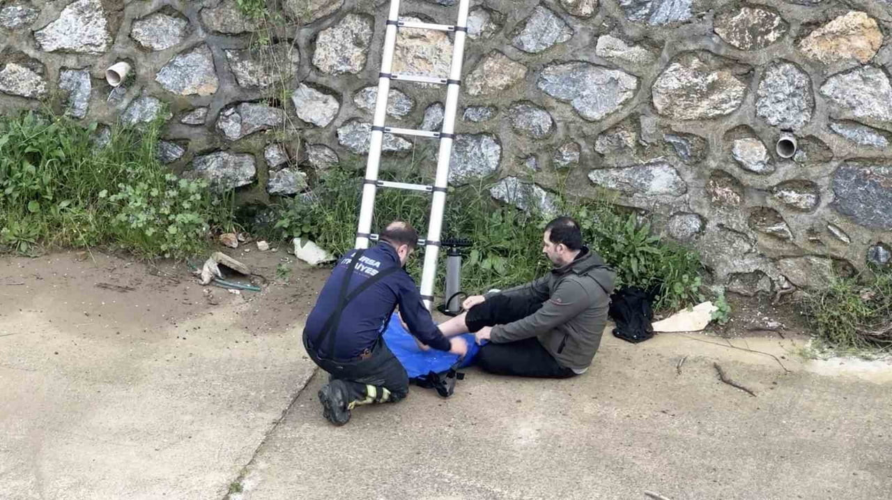 BURSA’NIN KESTEL İLÇESİNDE DEREYE DÜŞEN BİR KİŞİ YARALANDI. YARALI, EKİPLERİN ÇALIŞMASIYLA...