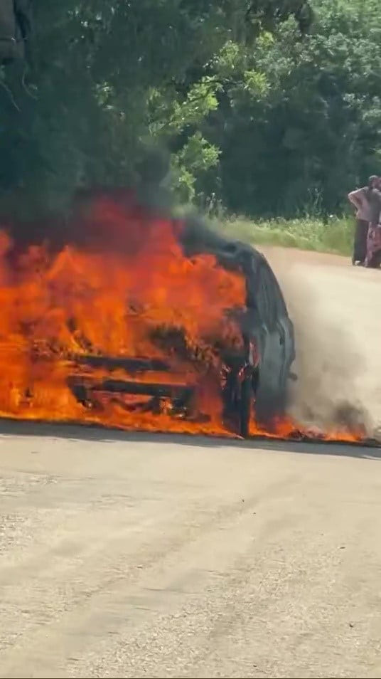 BURSA’NIN KESTEL İLÇESİNDE SEYİR HALİNDEYKEN MOTOR KISMINDAN DUMANLAR YÜKSELEN OTOMOBİL, KISA...