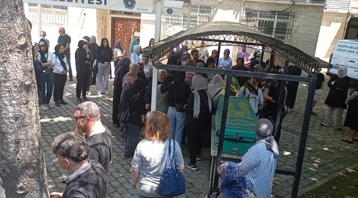 BURSA’NIN NİLÜFER İLÇESİNDE BAYRAM TEMİZLİĞİ YAPTIĞI SIRADA CAM SİLERKEN BİNANIN 2. KATINDAN...