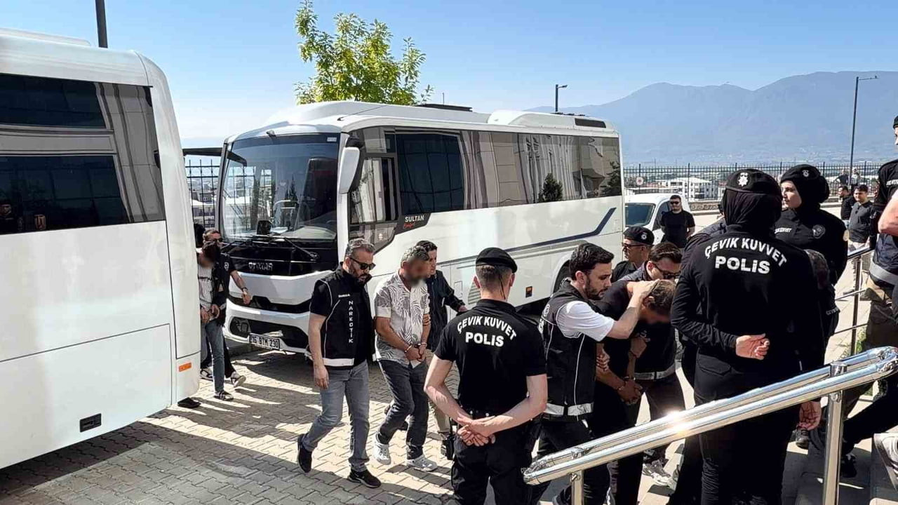 BURSA’NIN ORHANGAZİ İLÇESİ MERKEZLİ OLARAK 4 İLDE DÜZENLENEN UYUŞTURUCU OPERASYONUNDA TUTUKLU...