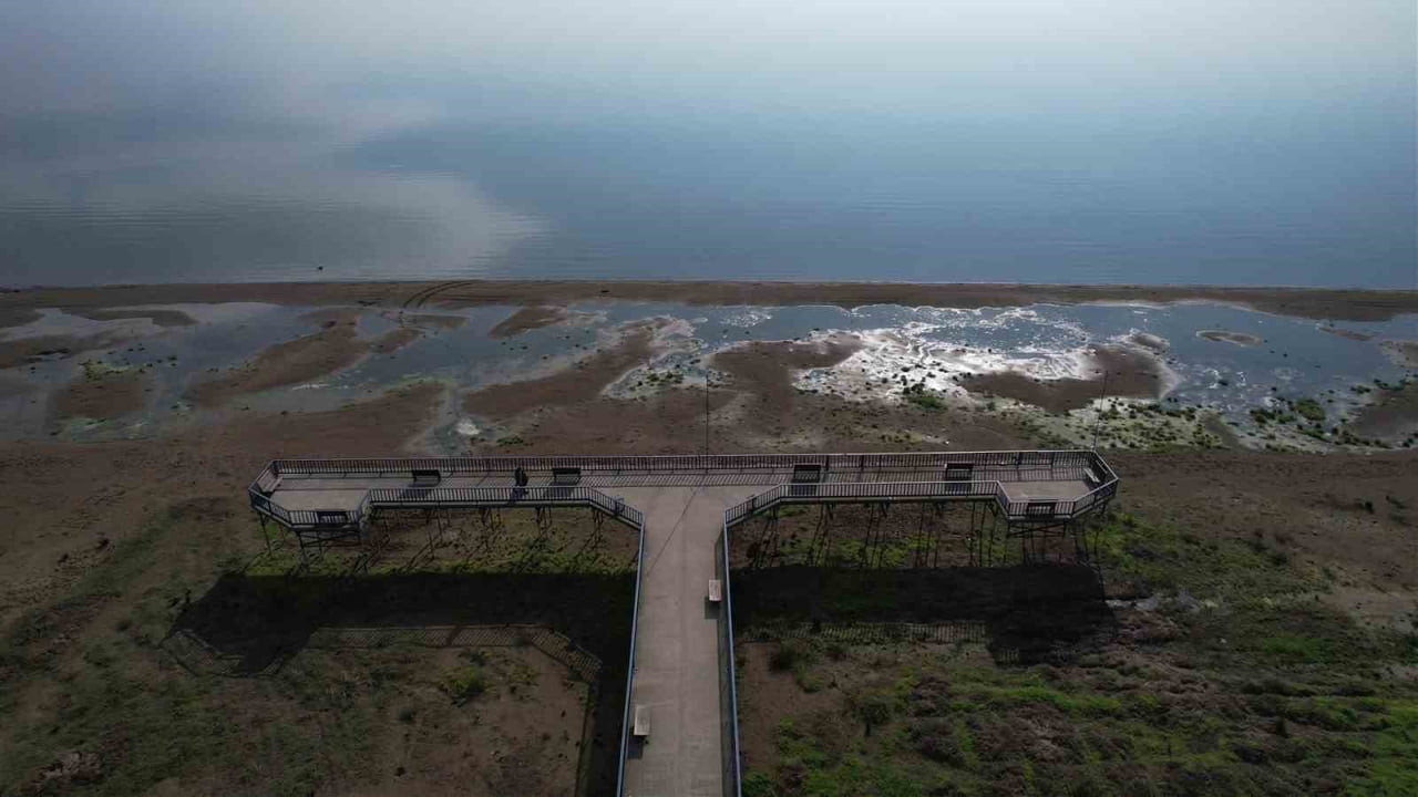BURSA’NIN ORHANGAZİ İLÇESİ SAHİLİNDE BULUNAN İZNİK GÖLÜ’NDE SU YAKLAŞIK 300 METRE ÇEKİLDİ. DAHA...