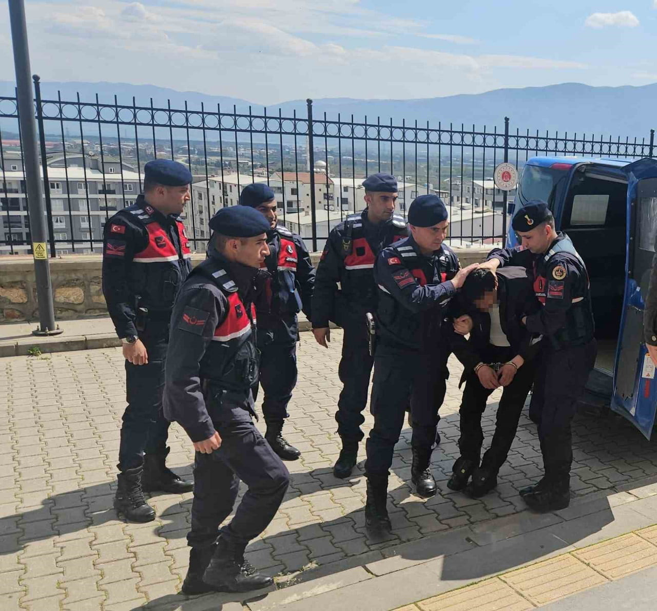 BURSA’NIN ORHANGAZİ İLÇESİNDE BABA VE OĞLUNU ÖLDÜRDÜĞÜ, DİĞER OĞLUNU İSE YARALADIĞI İDDİA EDİLEN...