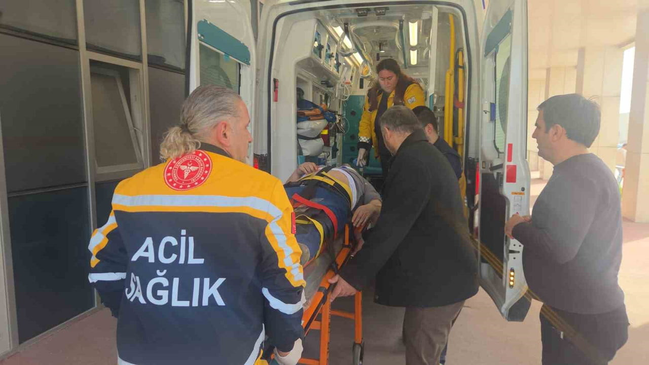 BURSA’NIN ORHANGAZİ İLÇESİNDE BİR APARTMANIN ÇATISINDA MEYDANA GELEN İŞ KAZASINDA, SU SIZINTISINI...