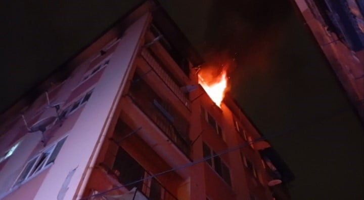 BURSA’NIN OSMANGAZİ İLÇESİNDE 6 KATLI BİR BİNANIN EN ÜST KATINDA ÇIKAN YANGIN MAHALLE SAKİNLERİNE...